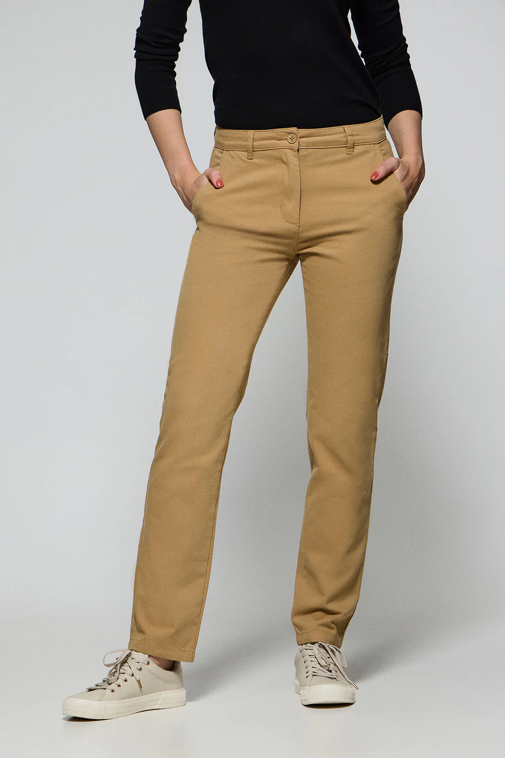 Pantalón chino May color arena con bordado en bolsillo minimal Polo Club - Image 2