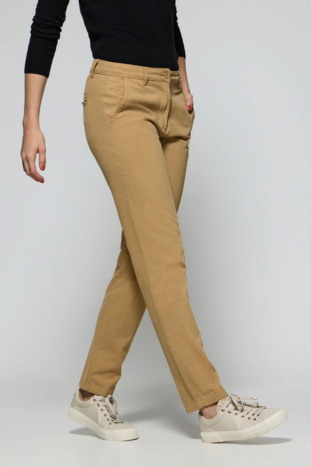 Pantalón chino May color arena con bordado en bolsillo minimal Polo Club - Image 3