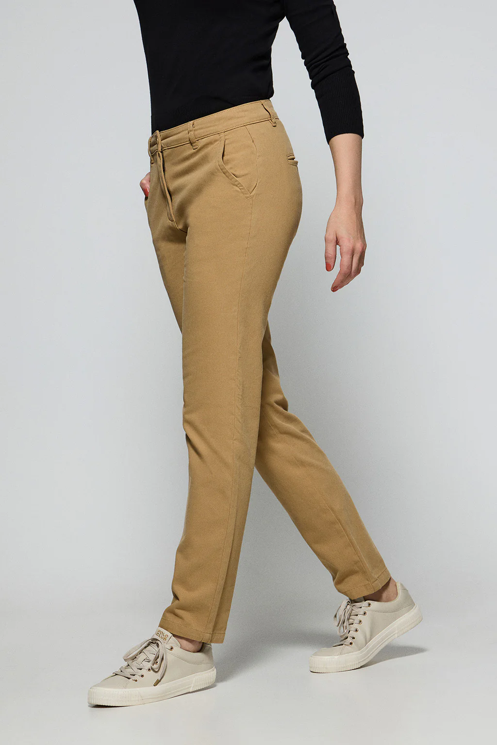 Pantalón chino May color arena con bordado en bolsillo minimal Polo Club - Image 4