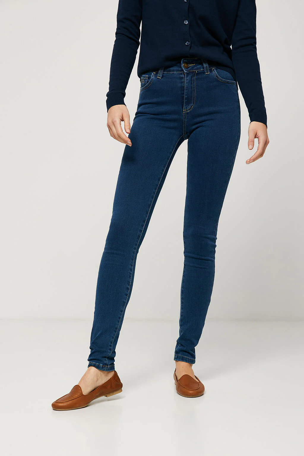 Jeans de mujer con detalle bordado en bolsillo - Image 3