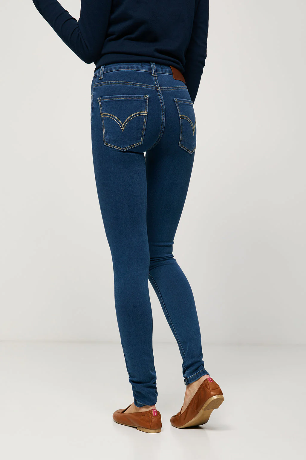 Jeans de mujer con detalle bordado en bolsillo - Image 4