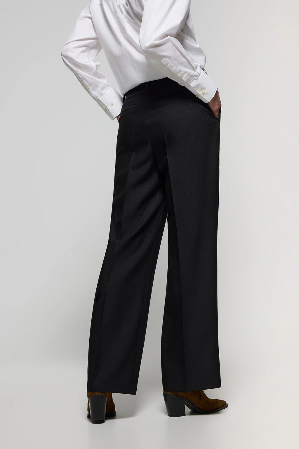 Pantalón ancho de vestir negro con detalles Polo Club - Image 4