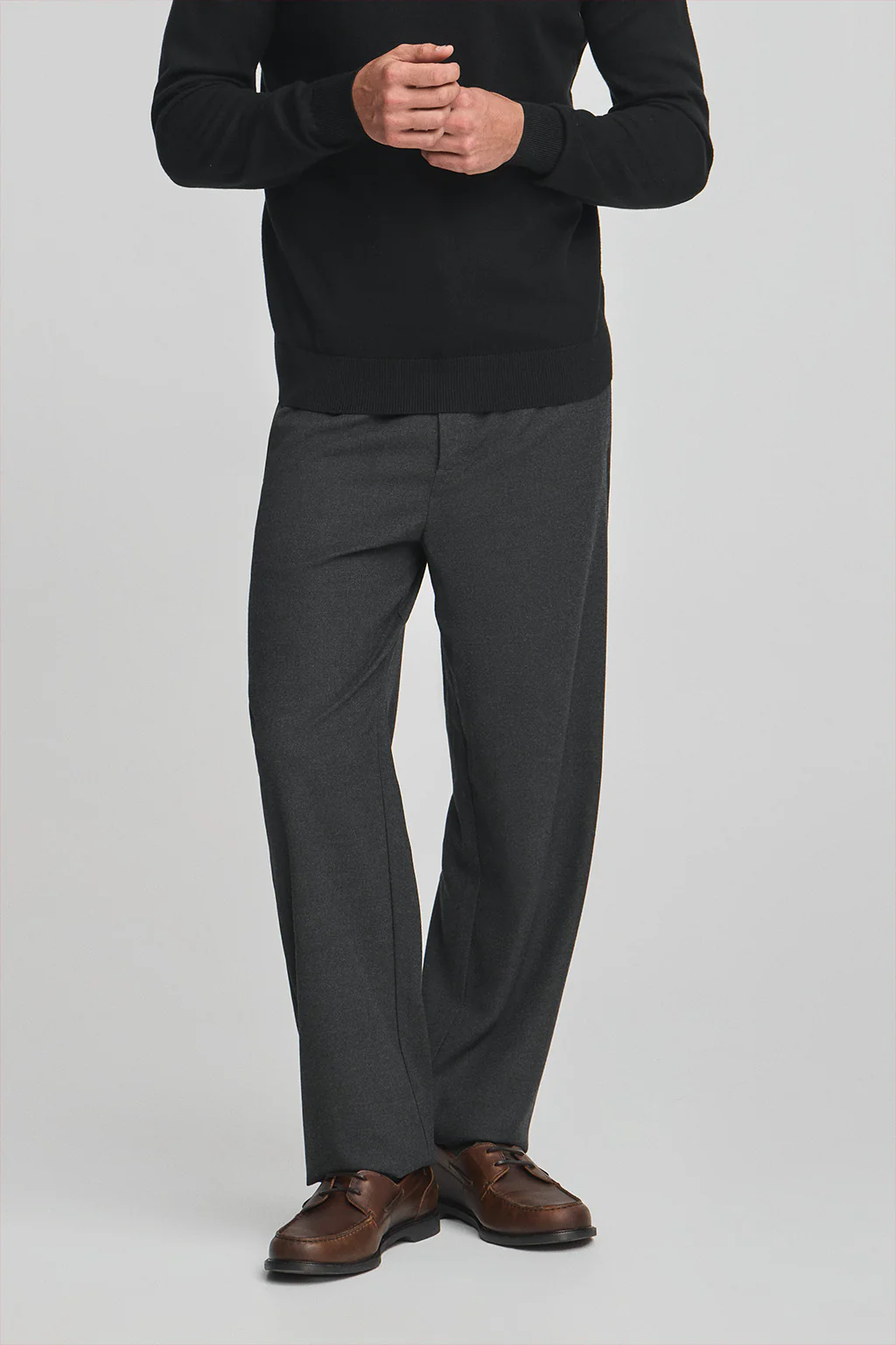 Pantalón chino gris oscuro para hombre de corte regular con detalles Polo Club - Image 2