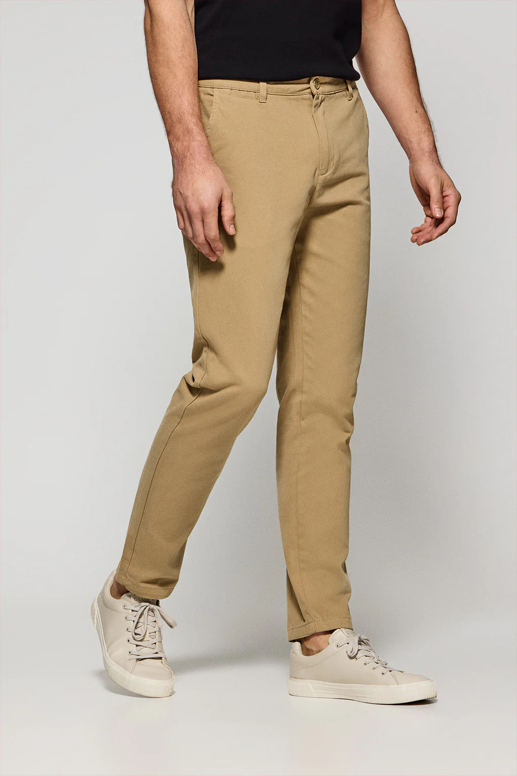 Pantalón chino Vanya color arena con bordado Polo Club - Image 4