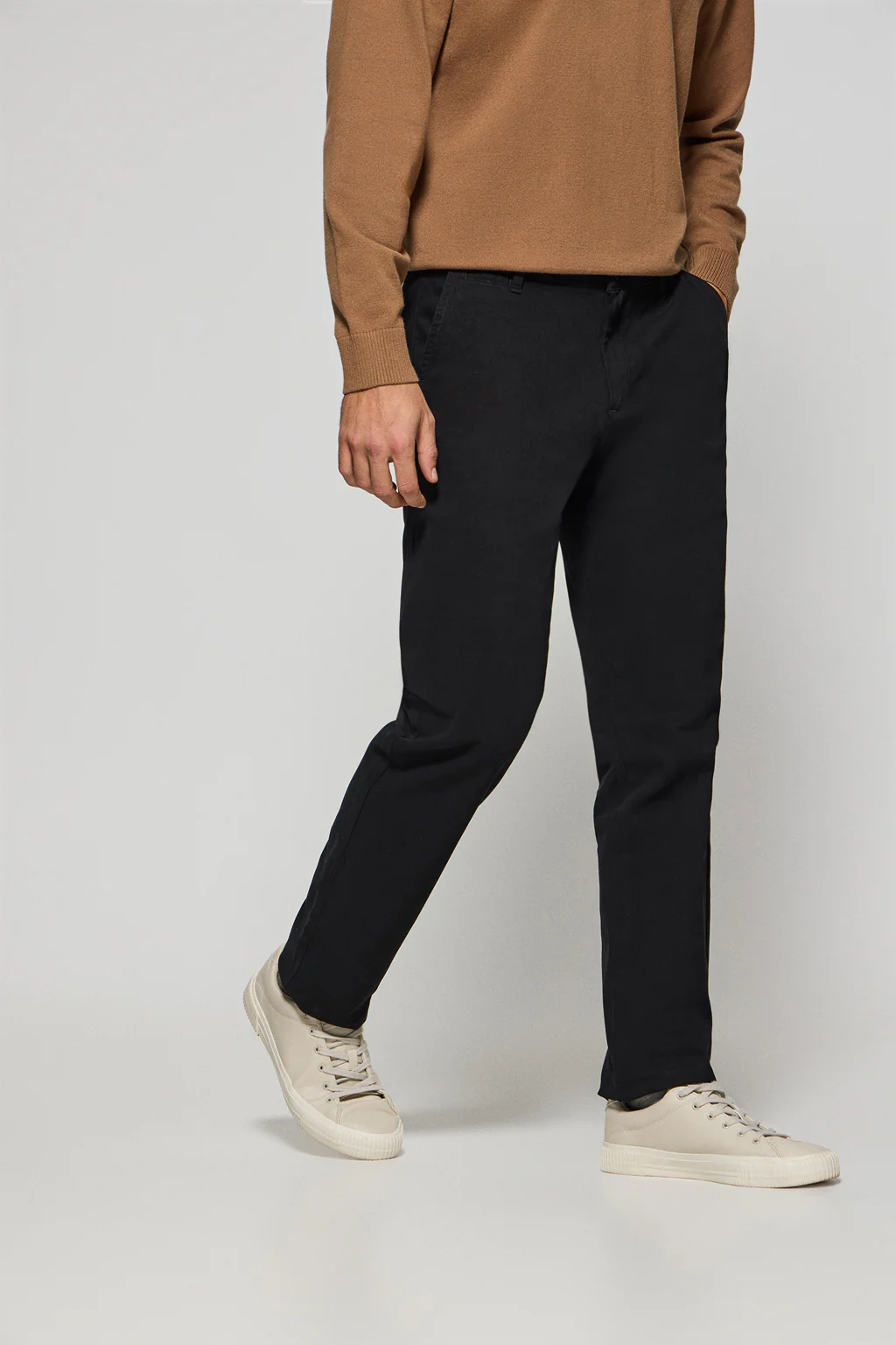 Pantalón chino Vanya negro con bordado Polo Club - Image 4