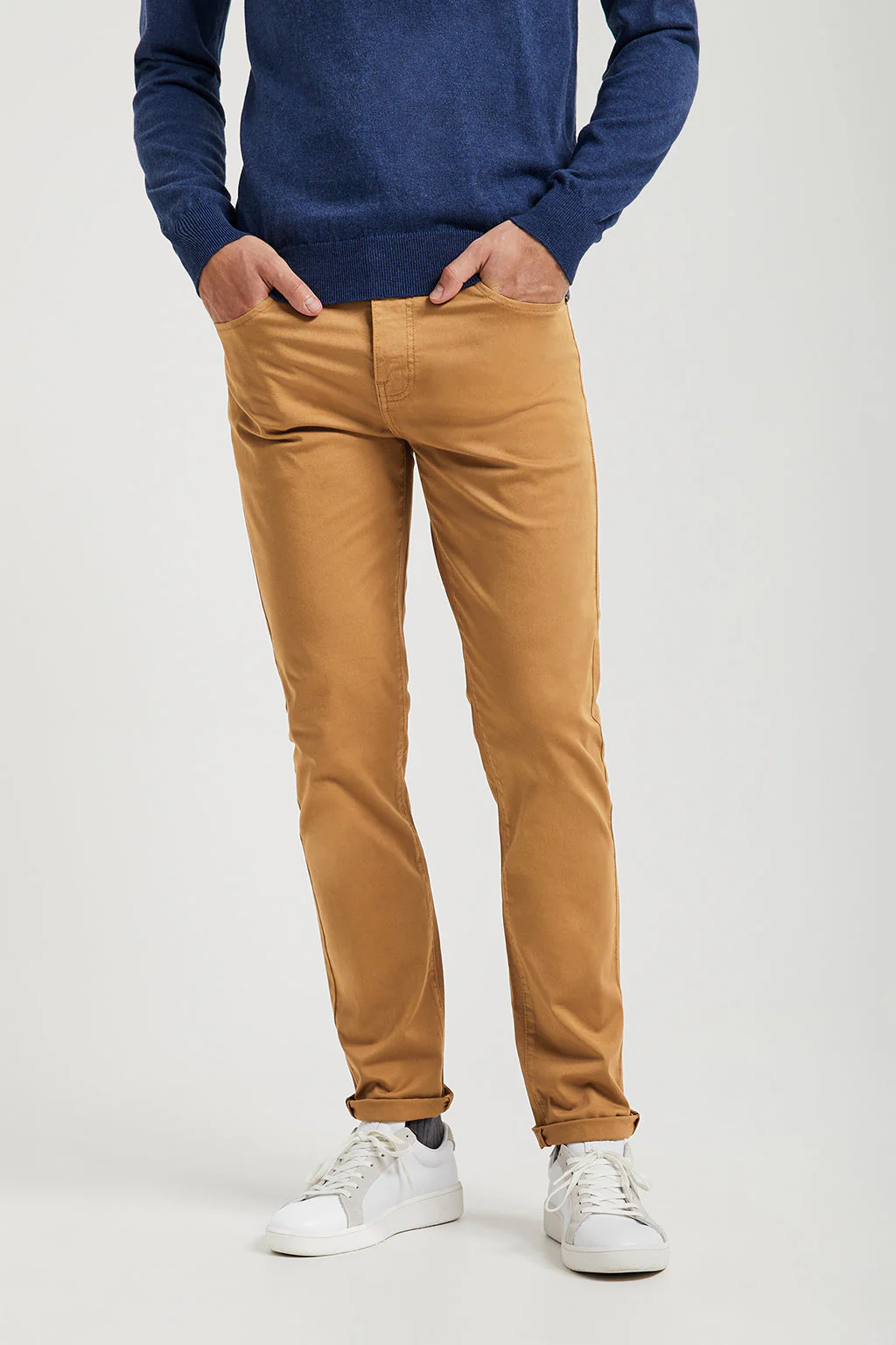 Pantalón marrón de cinco bolsillos con logo bordado - Image 3