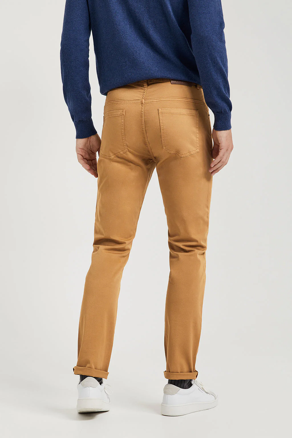 Pantalón marrón de cinco bolsillos con logo bordado - Image 4