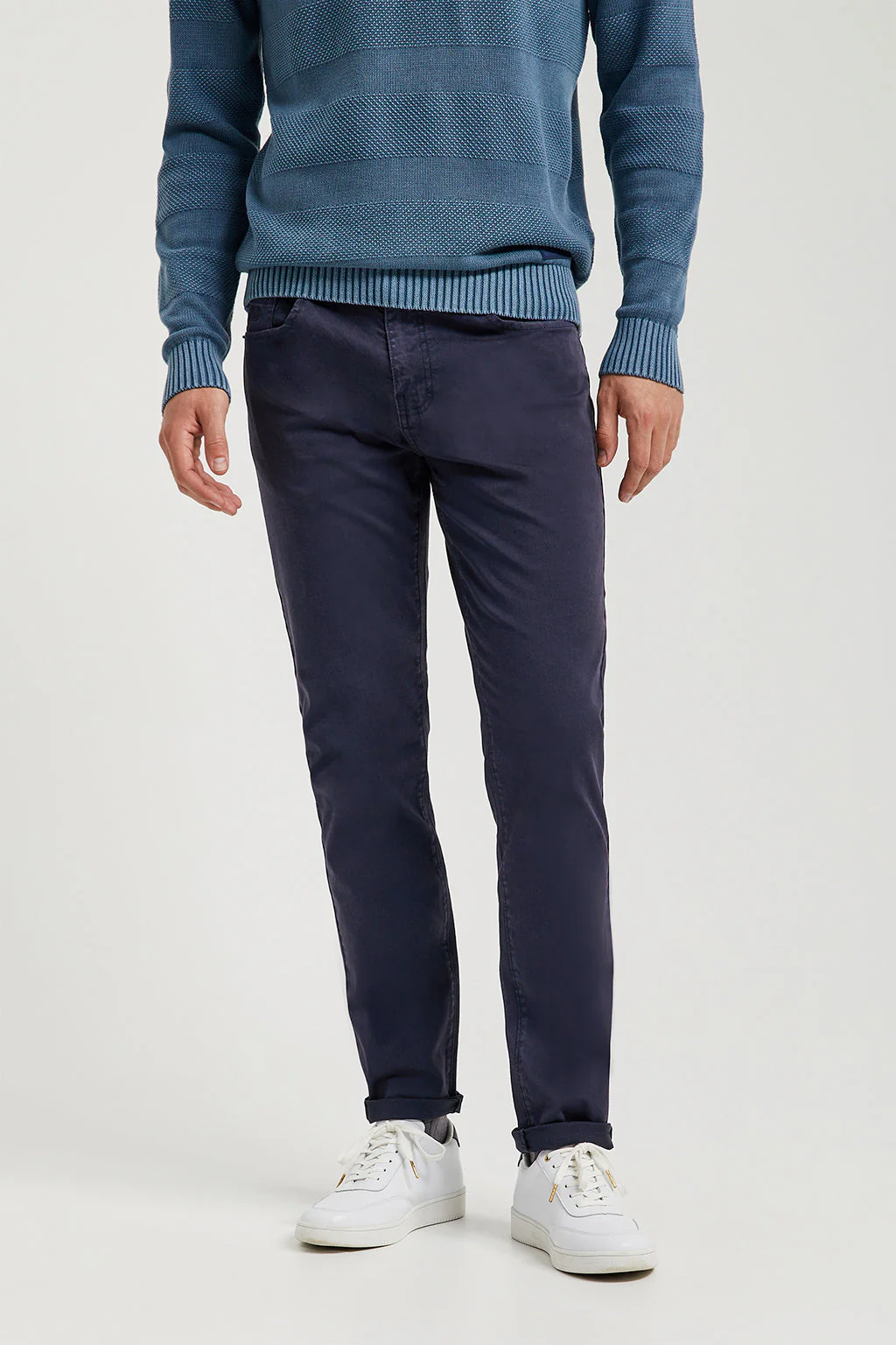 Pantalón azul marino de cinco bolsillos con logo bordado - Image 3