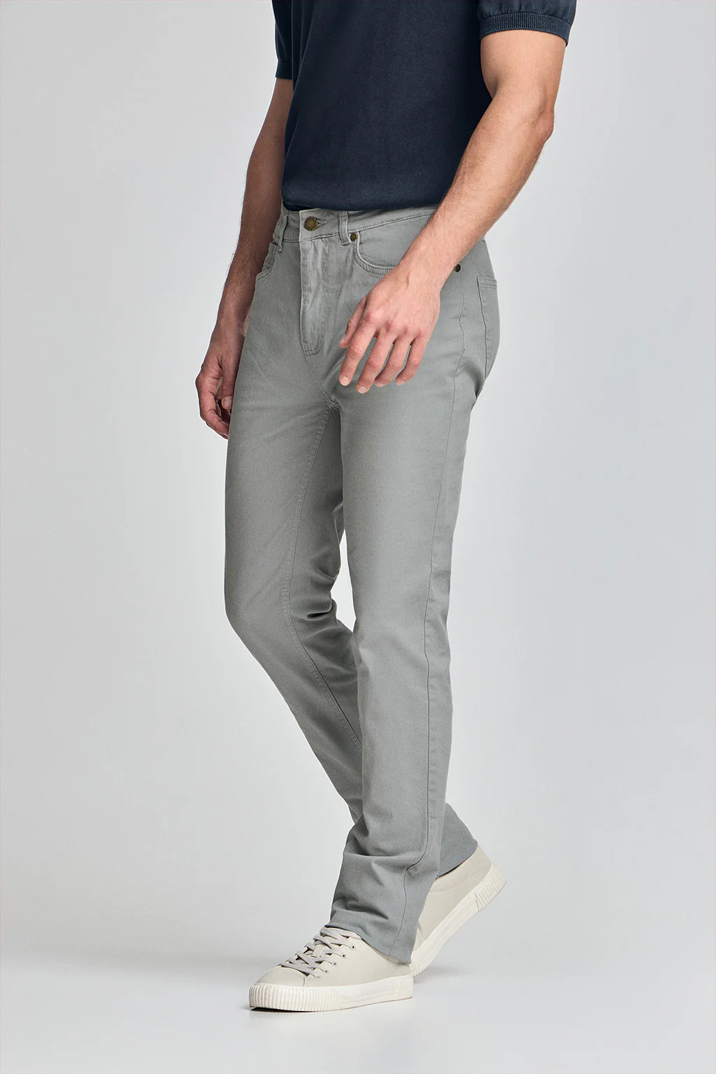 Pantalón Slim Voss en gris con cinco bolsillos - Image 4