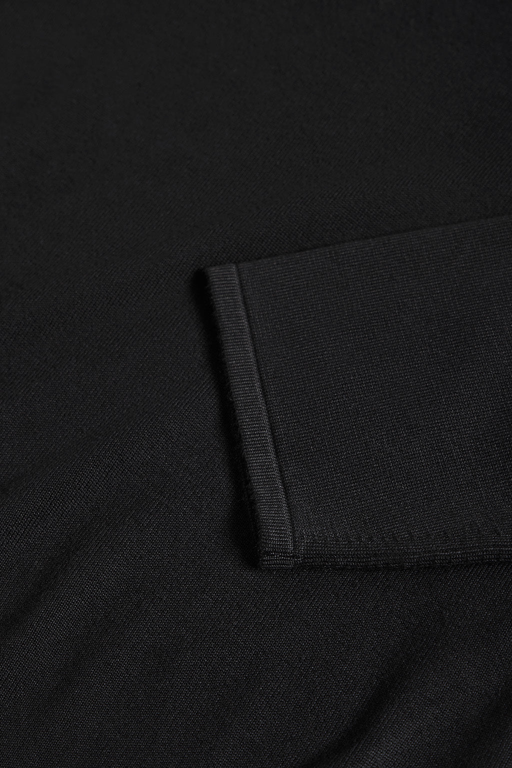 Jersey negro de cuello redondo con detalle de botón nacarado - Image 3