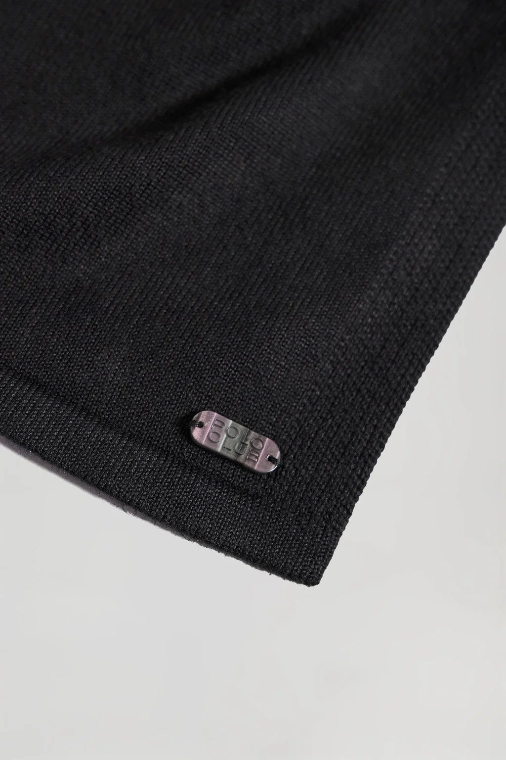 Jersey negro de cuello redondo con detalle de botón nacarado - Image 4