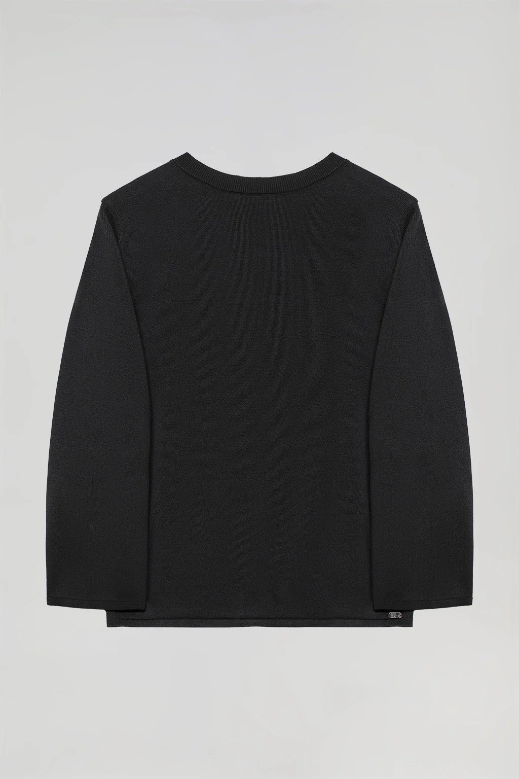 Jersey negro de cuello redondo con detalle de botón nacarado - Image 6