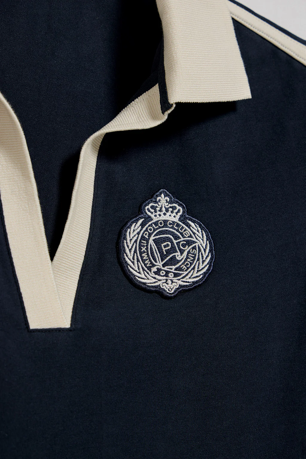 Polo azul marino sin botones y escudo náutico - Image 7