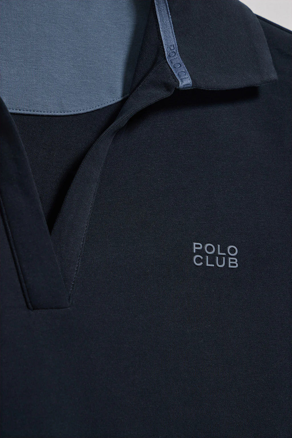 Polo Pedraza sin botones azul marino con logo engomado Polo Club - Image 8