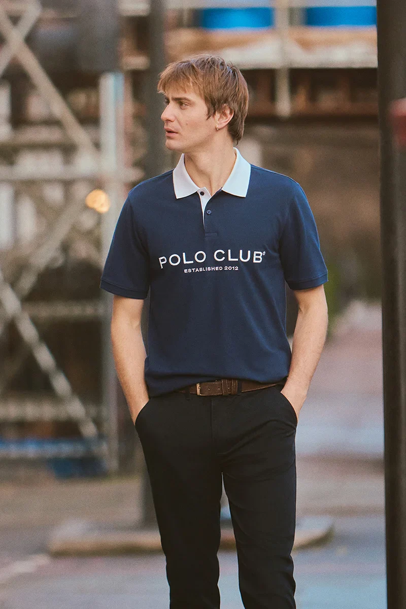 Polo azul marino con cuello y logo en contraste Established 2012 Polo Club