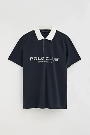 Polo azul marino con cuello y logo en contraste Established 2012 Polo Club - Image 10