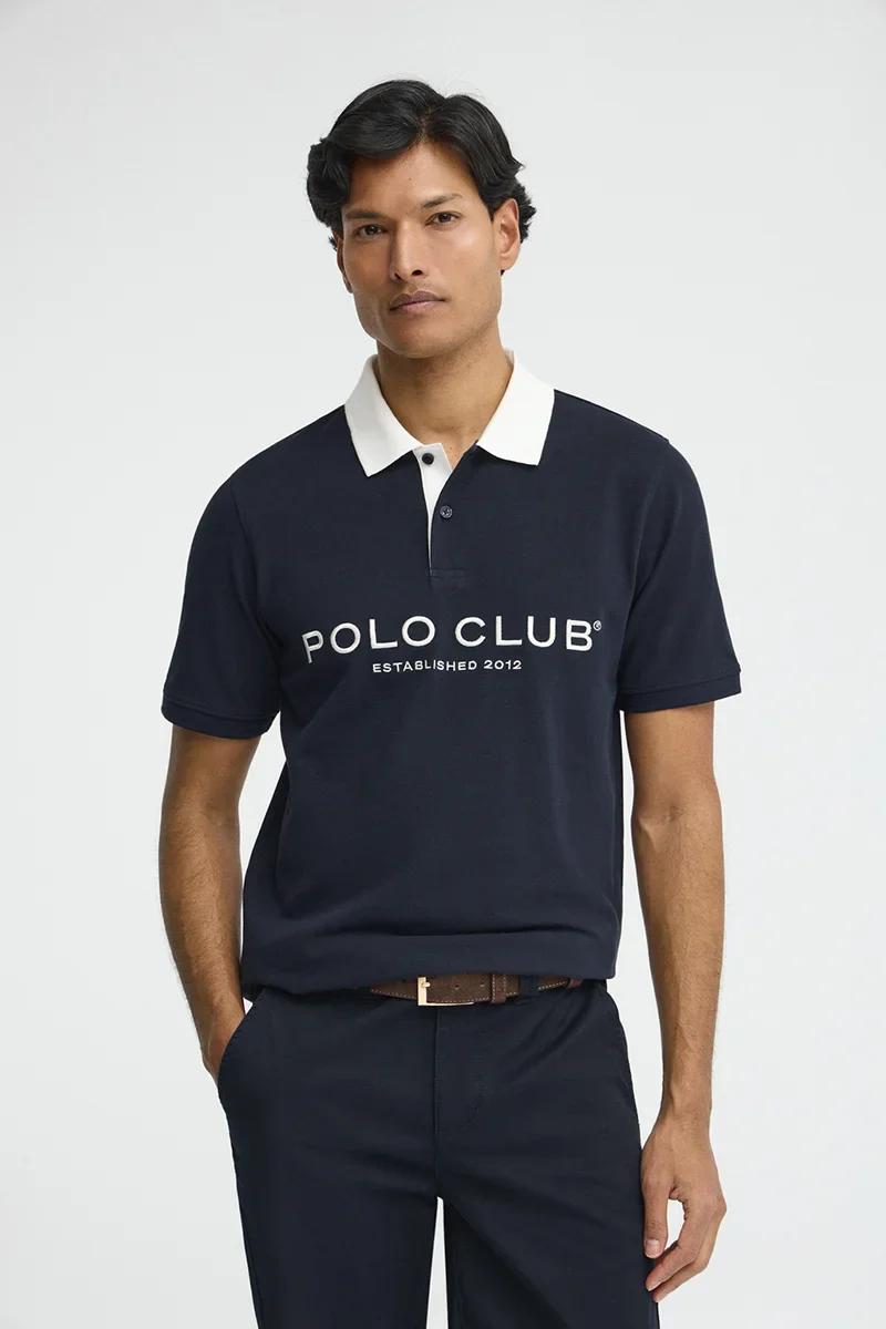 Polo azul marino con cuello y logo en contraste Established 2012 Polo Club - Image 2