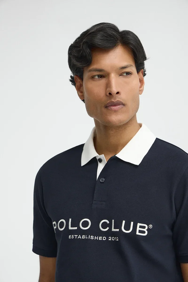 Polo azul marino con cuello y logo en contraste Established 2012 Polo Club - Image 4