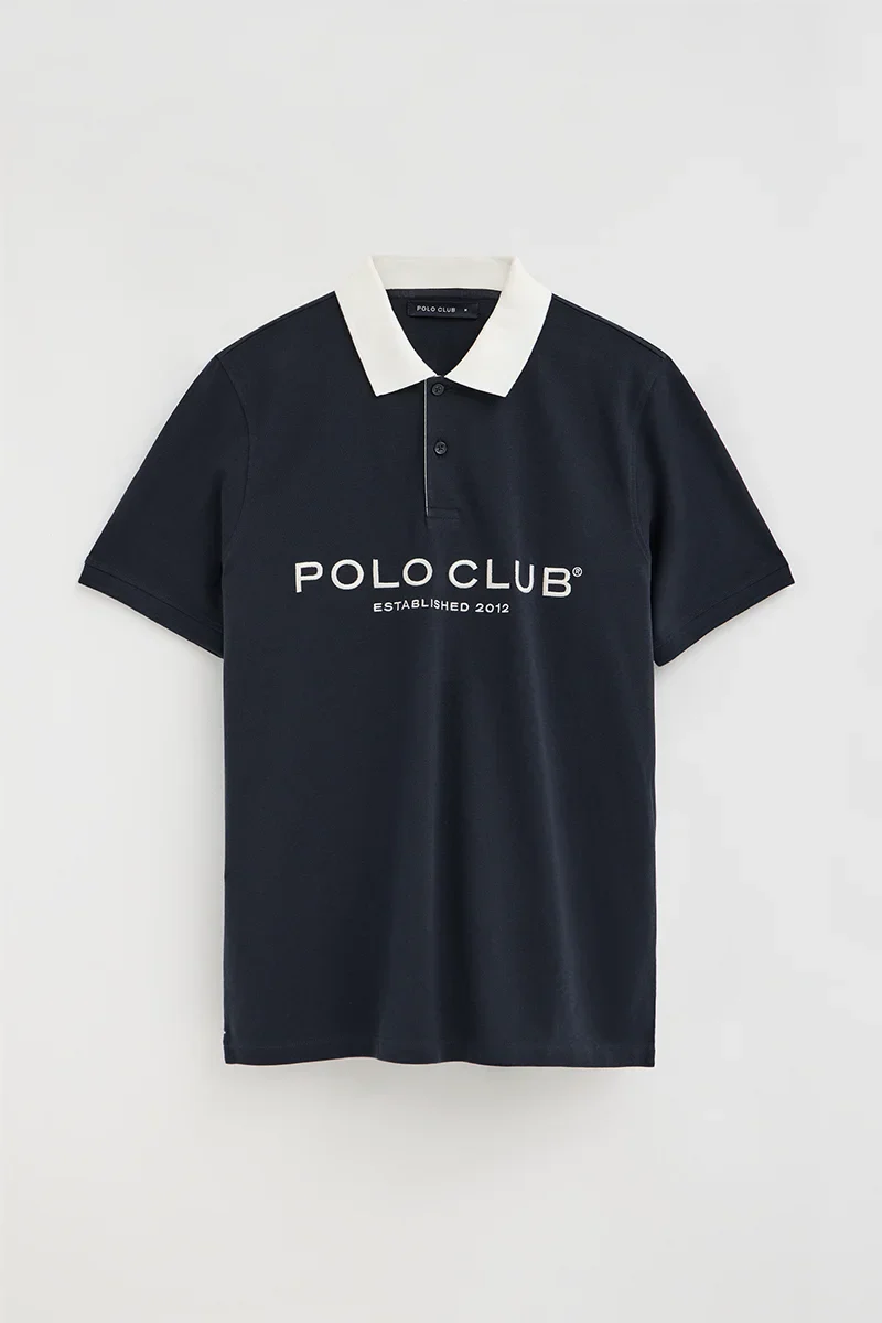Polo azul marino con cuello y logo en contraste Established 2012 Polo Club - Image 7