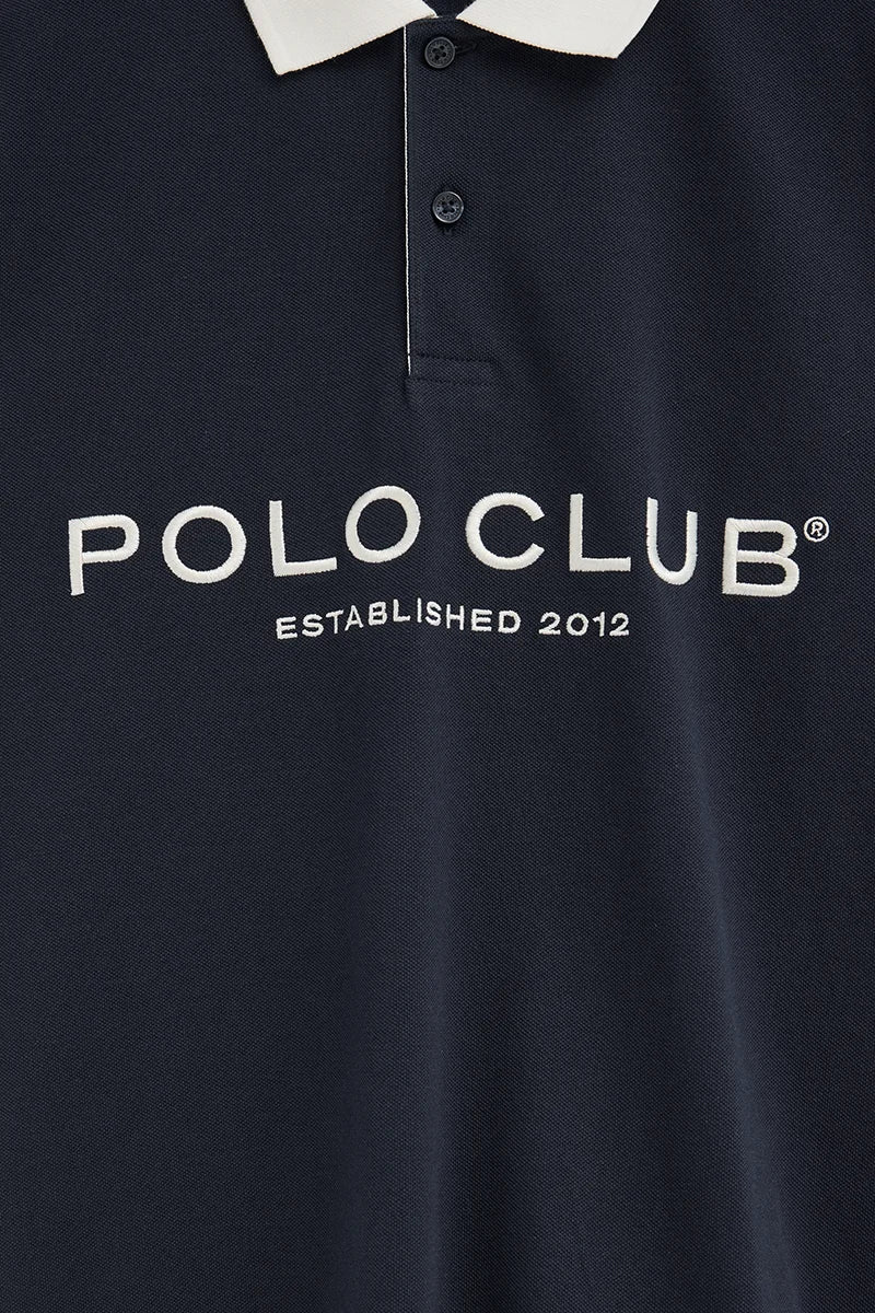 Polo azul marino con cuello y logo en contraste Established 2012 Polo Club - Image 8