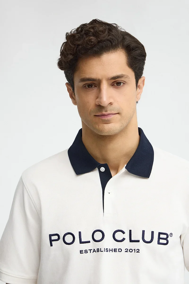 Polo color crudo con cuello y logo en contraste Established 2012 Polo Club - Image 3