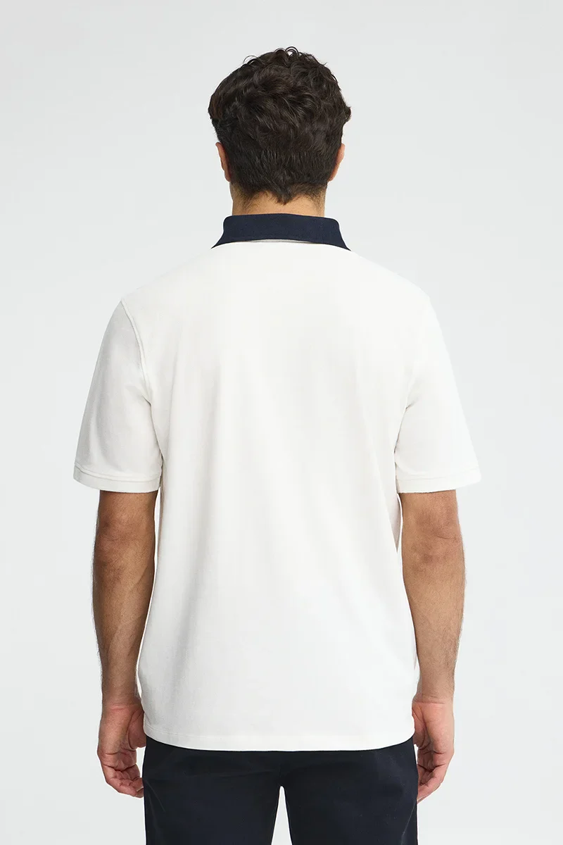 Polo color crudo con cuello y logo en contraste Established 2012 Polo Club - Image 5