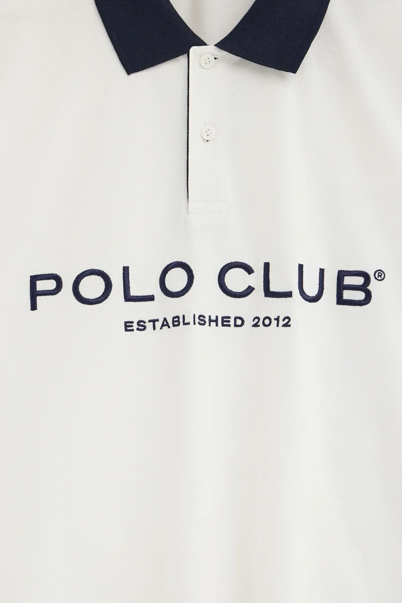 Polo color crudo con cuello y logo en contraste Established 2012 Polo Club - Image 7