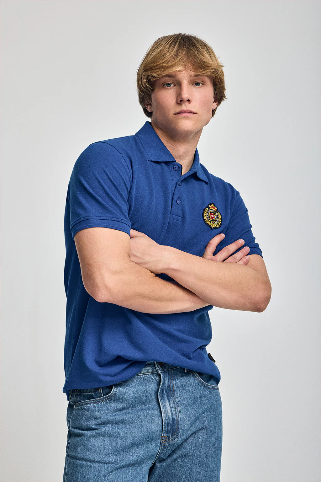 Polo Nautic azul royal con detalle de parche naútico en el pecho
