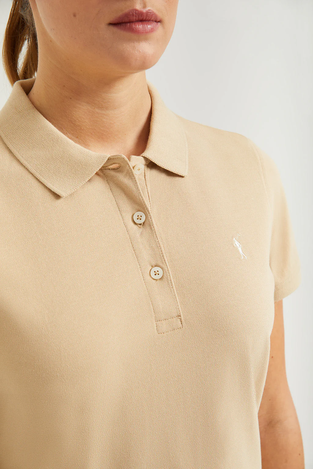 Polo de manga corta piqué color arena con logo Rigby Go - Image 4