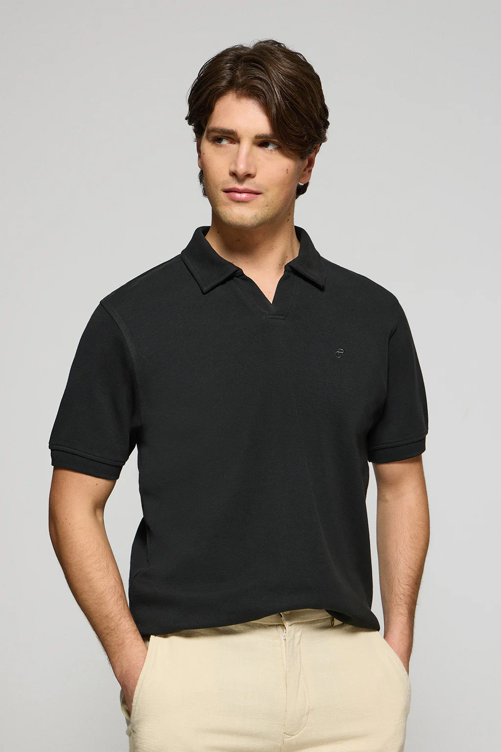 Polo negro Pascal sin botones con monograma bordado