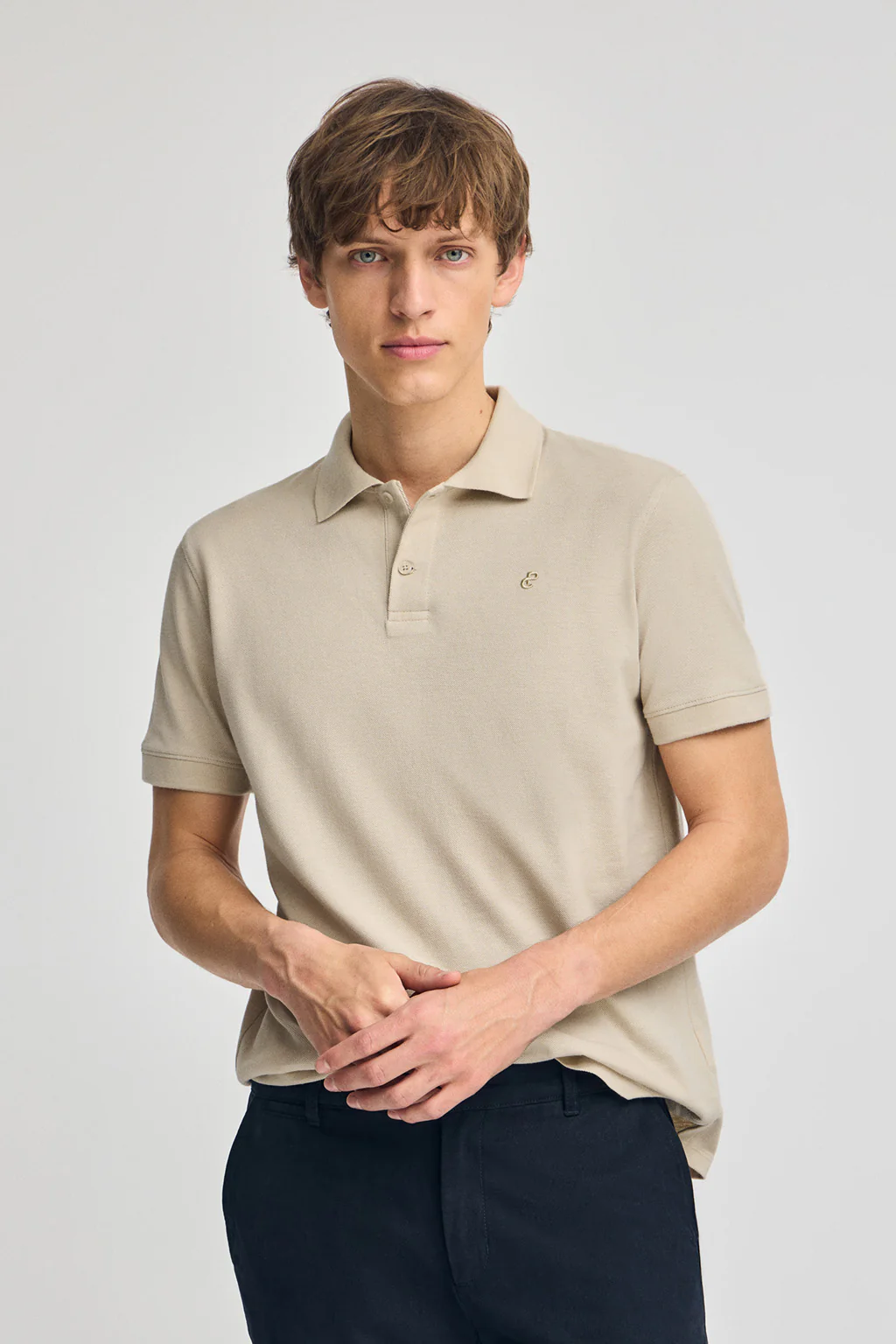 Polo beige de algodón y lino con dos botones y monograma bordado