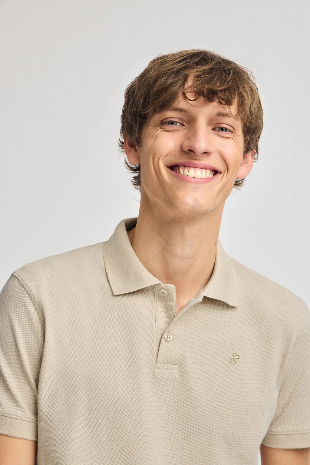 Polo beige de algodón y lino con dos botones y monograma bordado - Image 2