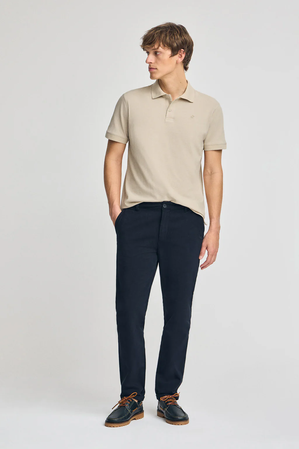 Polo beige de algodón y lino con dos botones y monograma bordado - Image 3