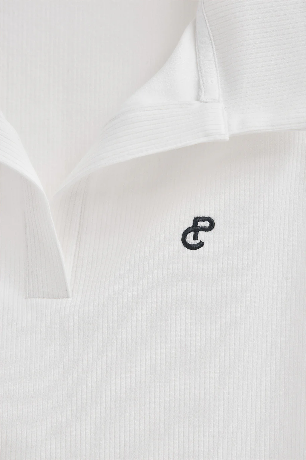 Polo blanco sin mangas con monograma bordado - Image 7