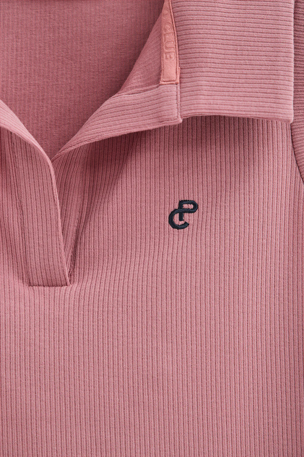 Polo rosa empolvado sin mangas con monograma bordado - Image 6