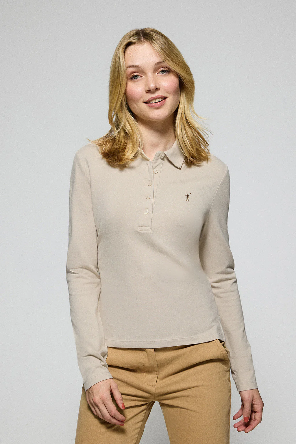 Polo Priyanka beige de cinco botones con bordado Rigby Go
