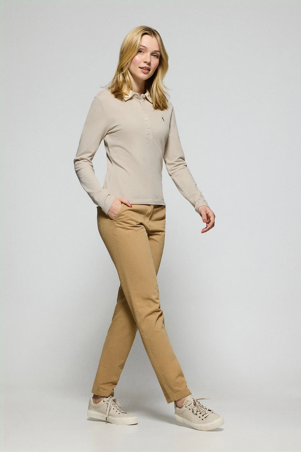 Polo Priyanka beige de cinco botones con bordado Rigby Go - Image 3