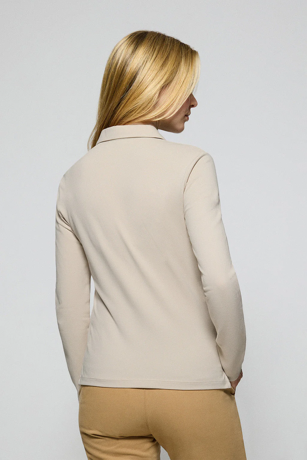 Polo Priyanka beige de cinco botones con bordado Rigby Go - Image 4