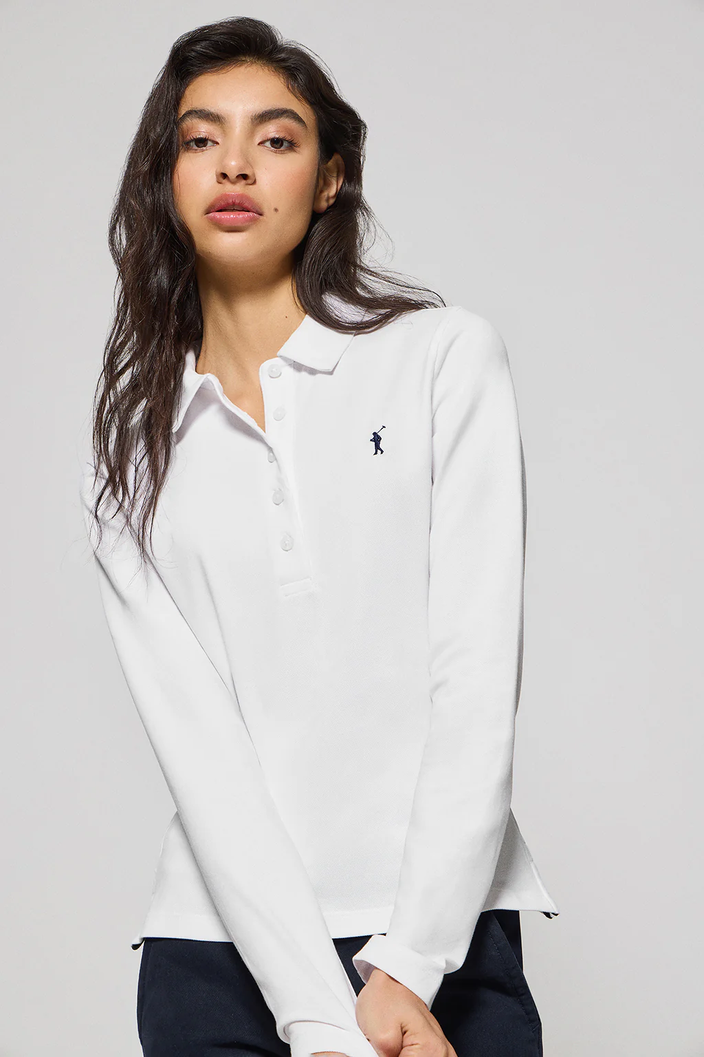Polo Priyanka blanco de cinco botones con bordado Rigby Go
