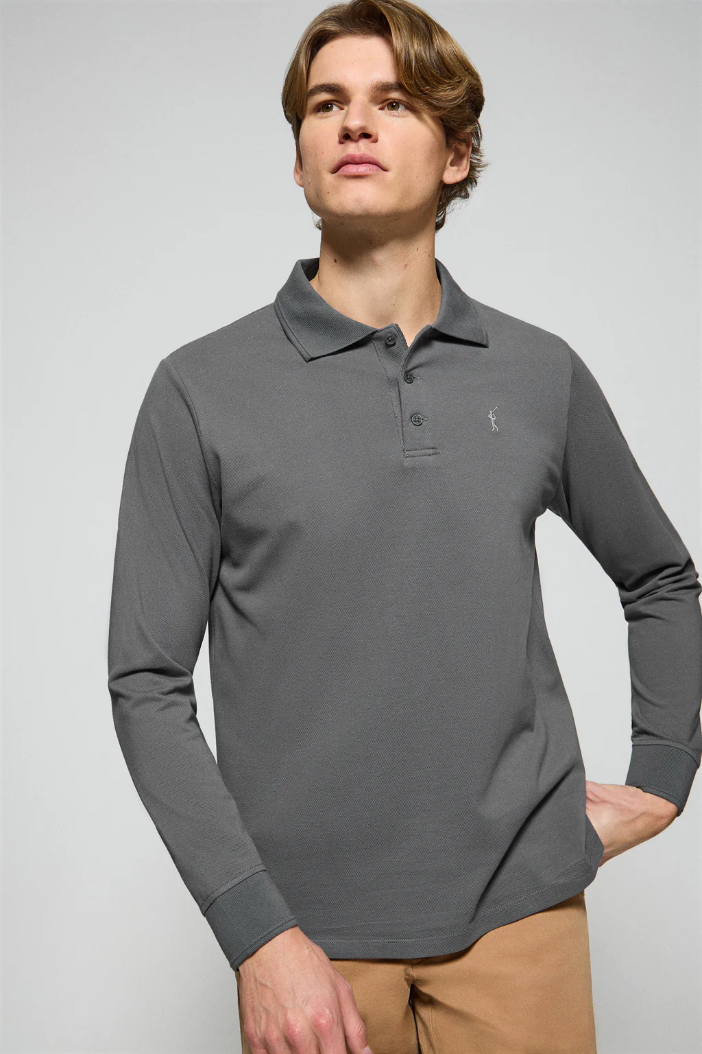 Polo de manga larga de tres botones en gris asfalto con logo Rigby Go