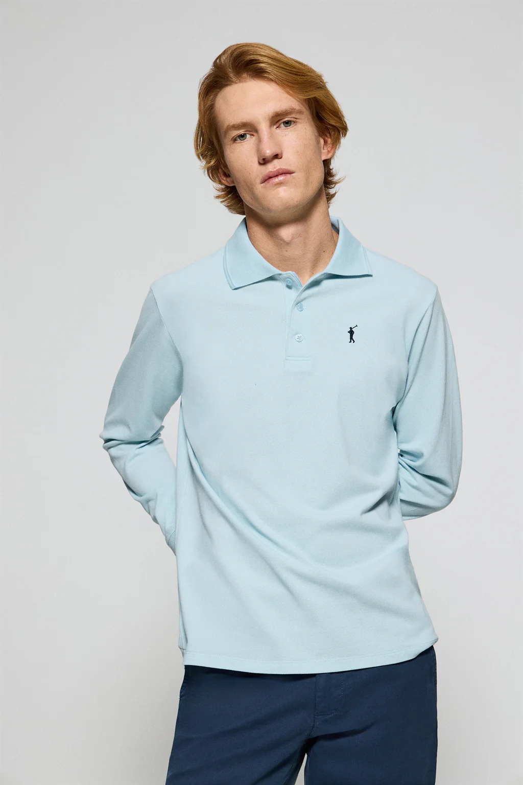 Polo de manga larga de tres botones en azul claro con logo Rigby Go