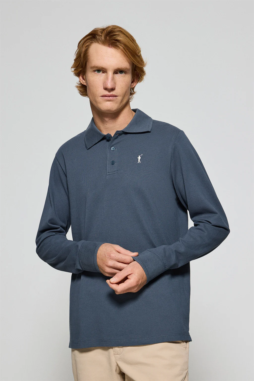 Polo de manga larga de tres botones en azul denim con logo Rigby Go