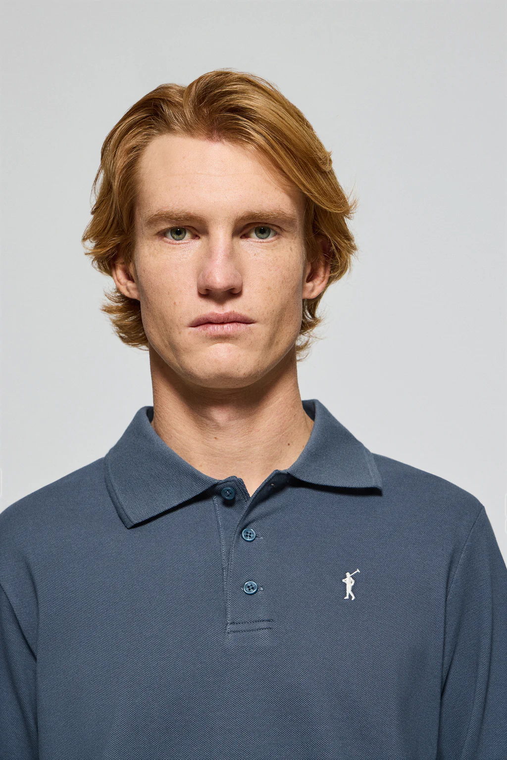 Polo de manga larga de tres botones en azul denim con logo Rigby Go - Image 2