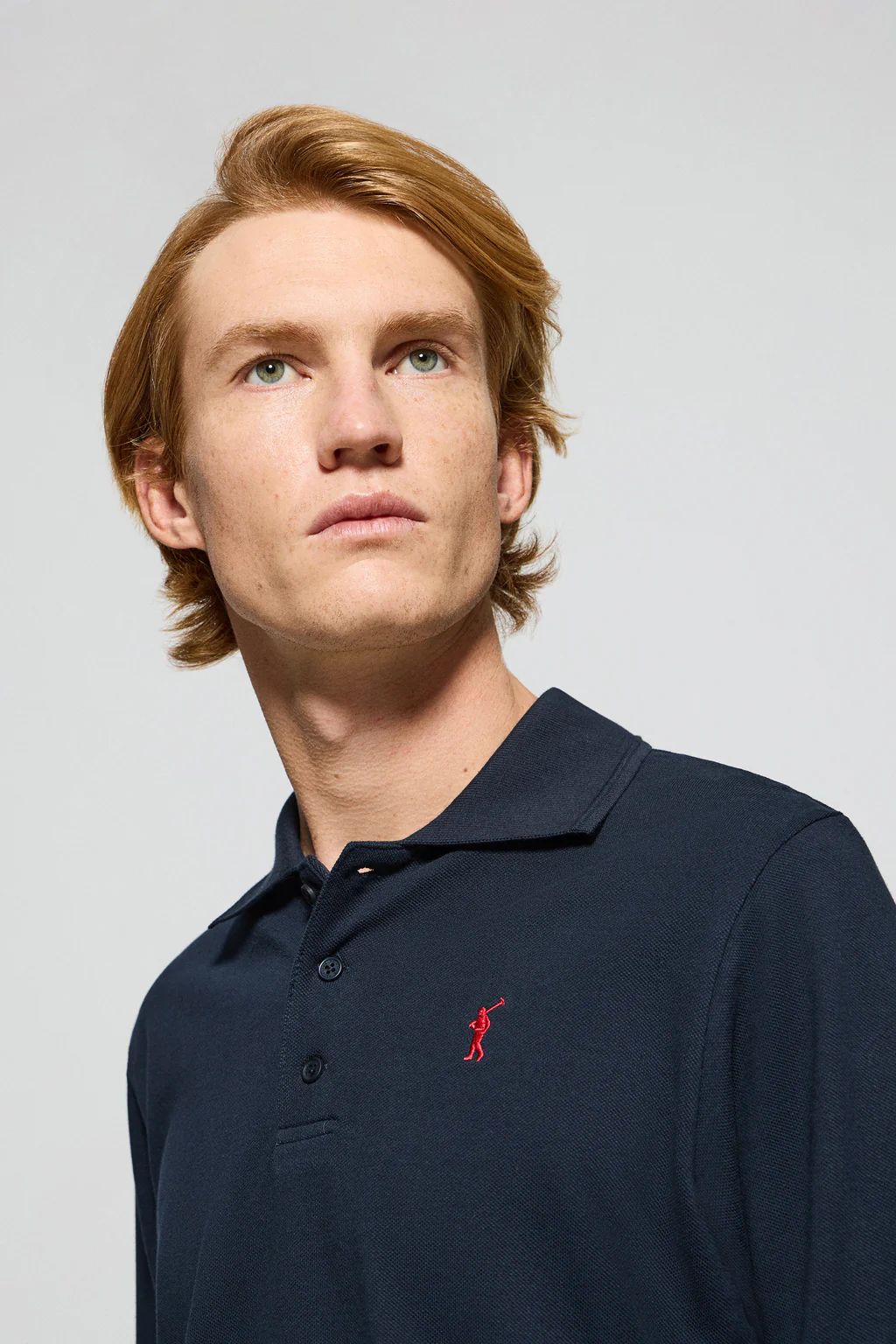 Polo de manga larga de tres botones en azul marino con logo Rigby Go - Image 3