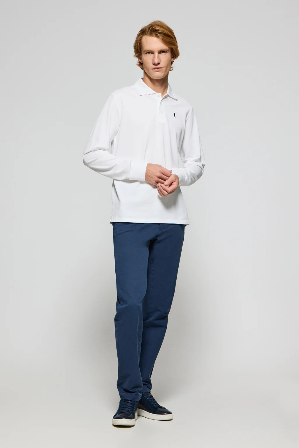 Polo de manga larga de tres botones en blanco con logo Rigby Go - Image 3
