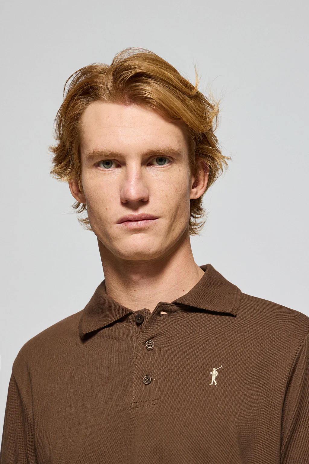 Polo de manga larga de tres botones en marrón con logo Rigby Go - Image 3