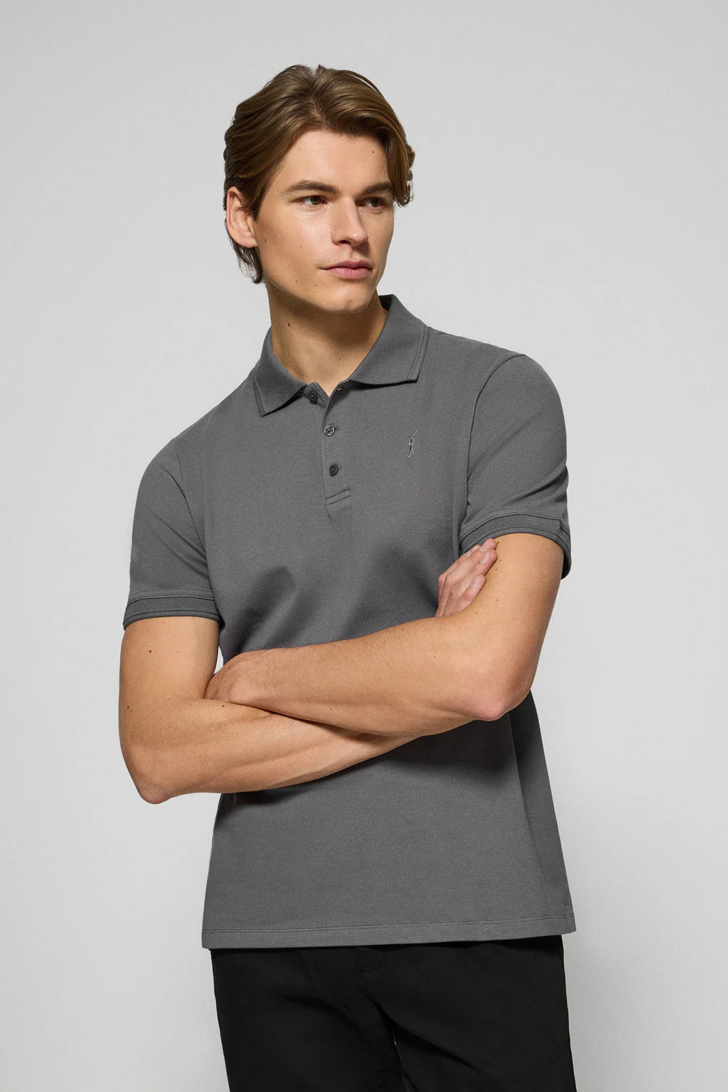 Polo de tres botones gris asfalto con logo bordado Rigby Go - Image 2
