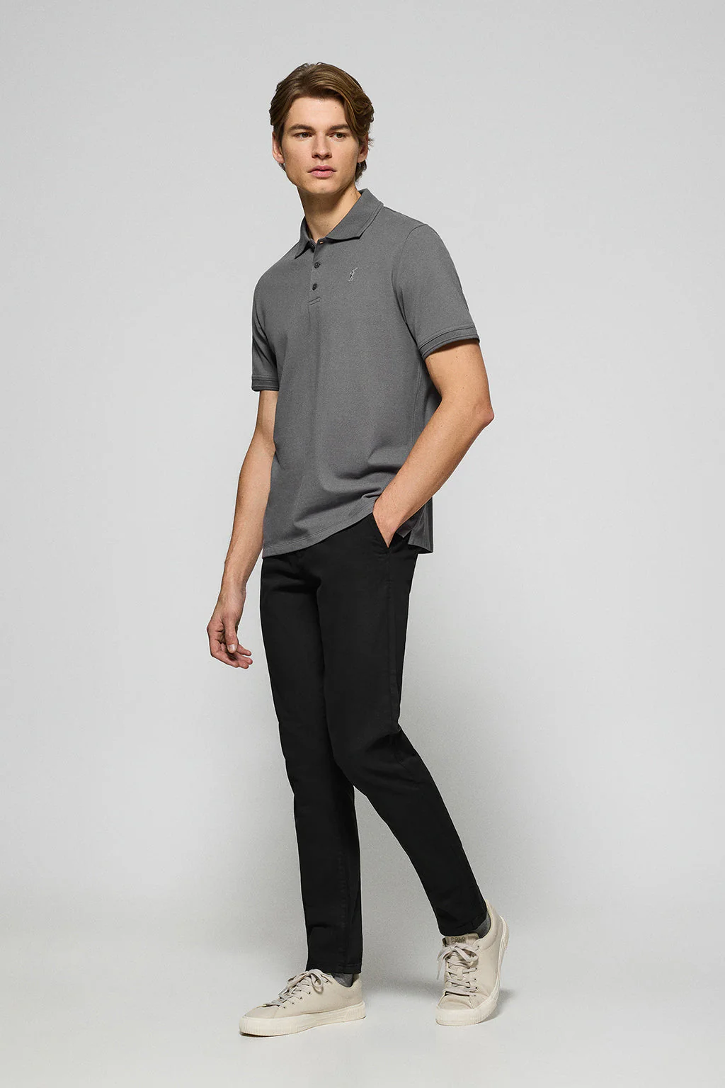 Polo de tres botones gris asfalto con logo bordado Rigby Go - Image 3