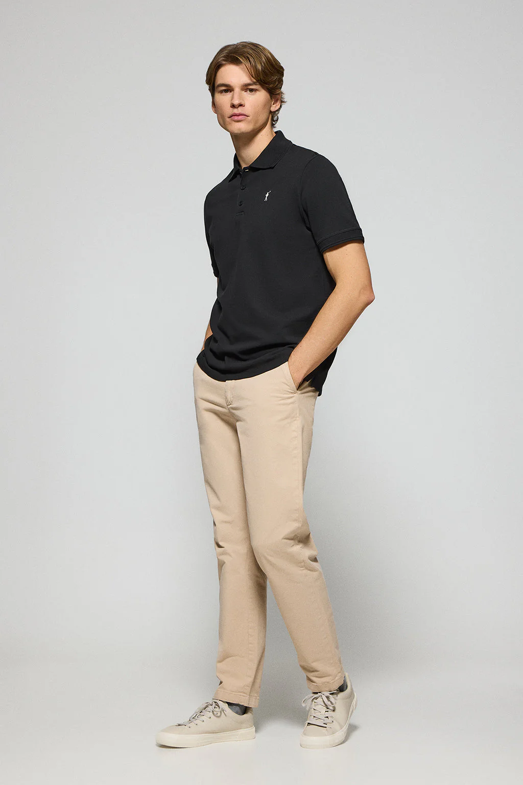 Polo de tres botones negro con logo bordado Rigby Go - Image 3