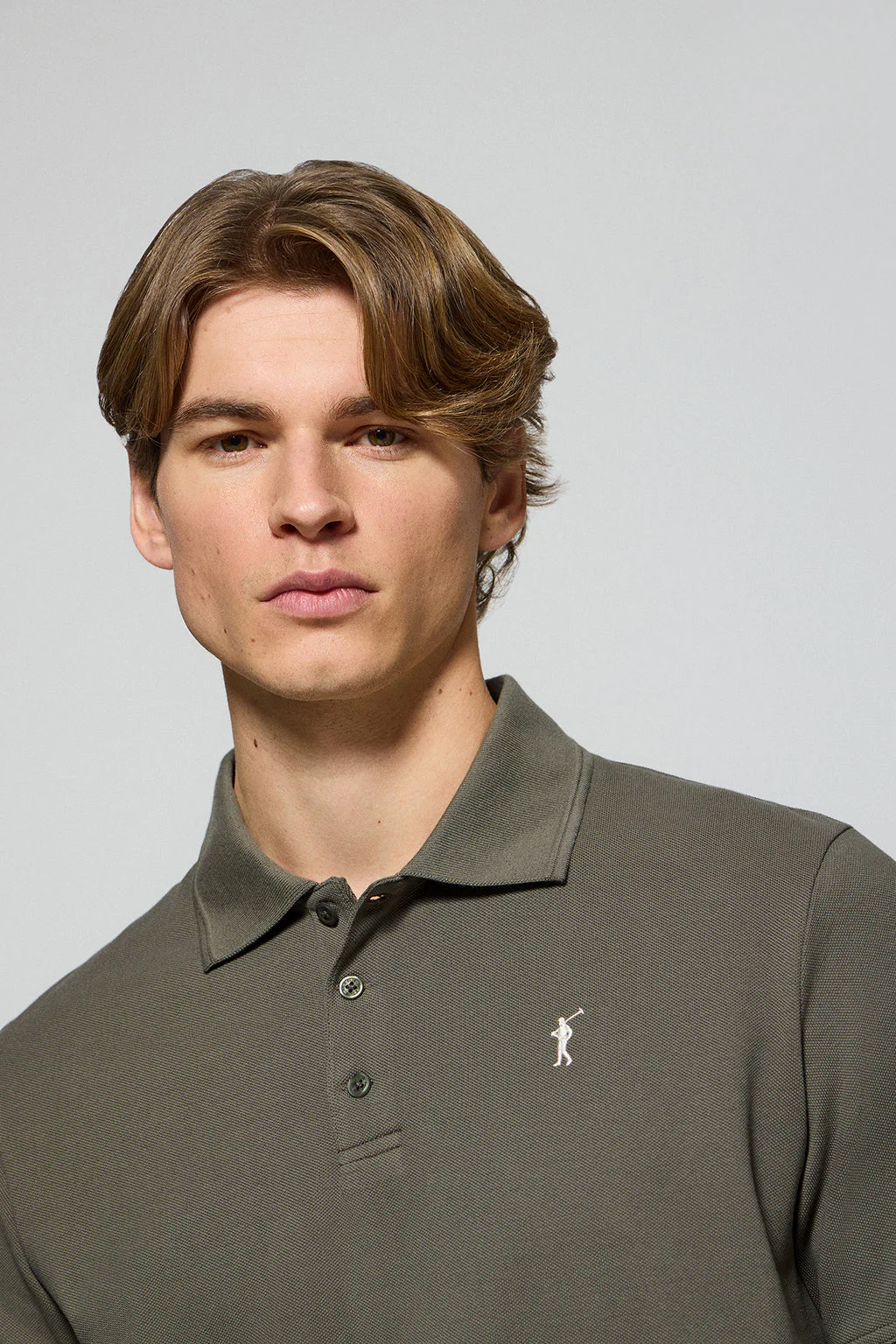 Polo de tres botones verde militar con logo bordado Rigby Go - Image 2